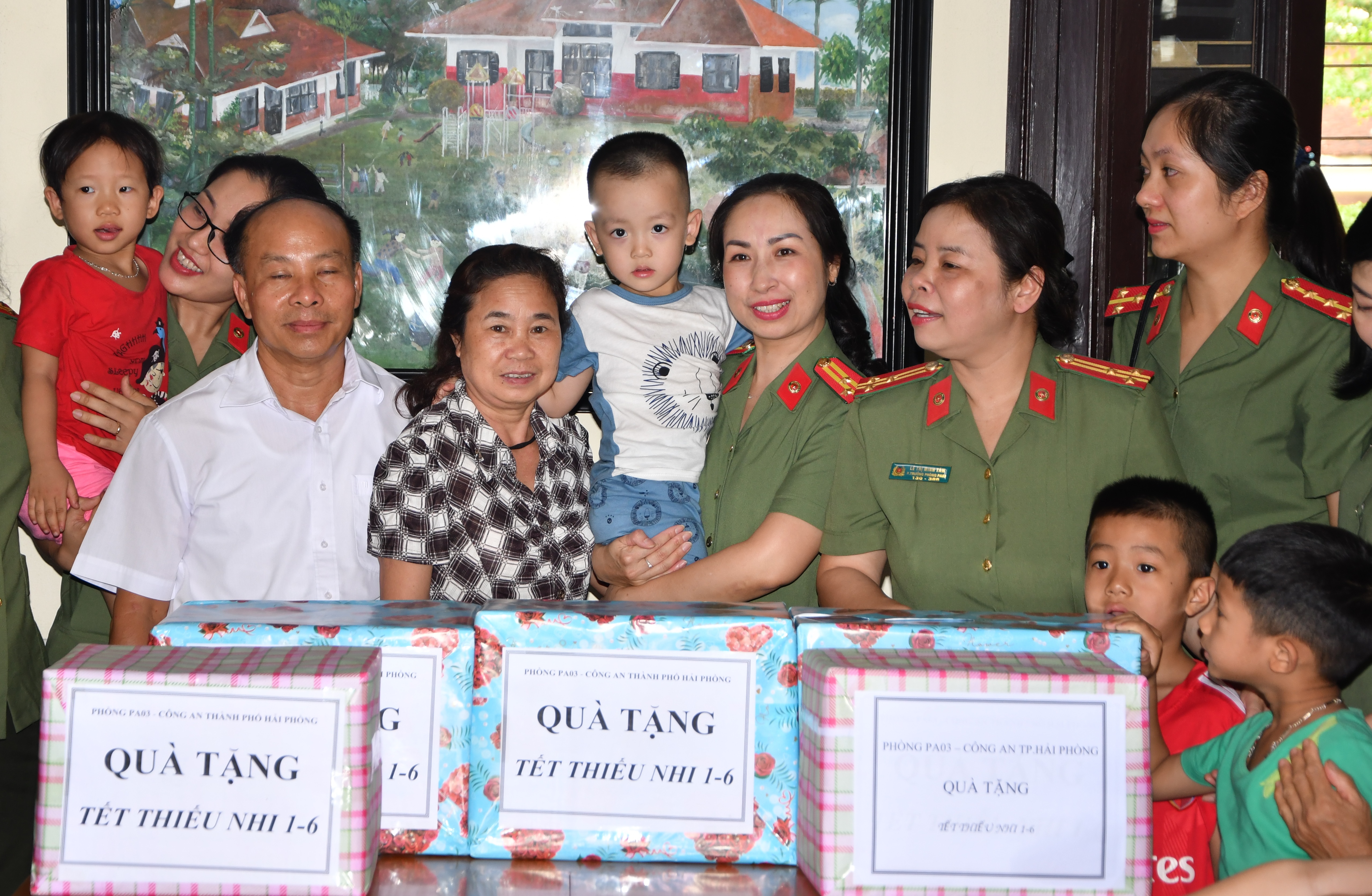 Hội Phụ nữ Phòng An ninh chính trị nội bộ: Trao quà cho các cháu làng trẻ em SOS Hải Phòng nhân dịp Tết Thiếu nhi